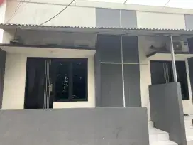 Di kontrakan rumah. Depan SMPN 21.