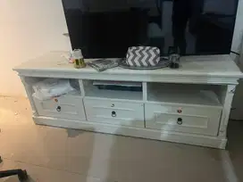 Meja tv , warna putih