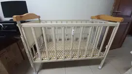 Ranjang bayi besi