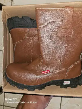 Di jual sepatu safety size 45 merk red parker