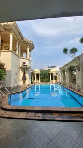 Rumah ada Kolam Renang, Roof Garden di Kemang Pratama regency bekasi