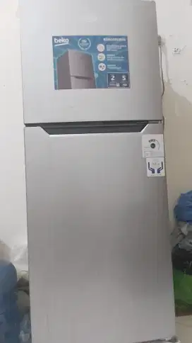 Kulkas Beko (merk turkey) 2 Pintu 200lt silver, tnp bunga es.baru 6bln