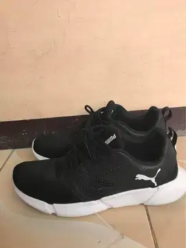 Dijual Sepatu Puma Interflex Uk 44, No minus jarang dipakai ada dus.