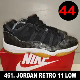 Koleksi sepatu sneakers Jordan Retro 11 Low
