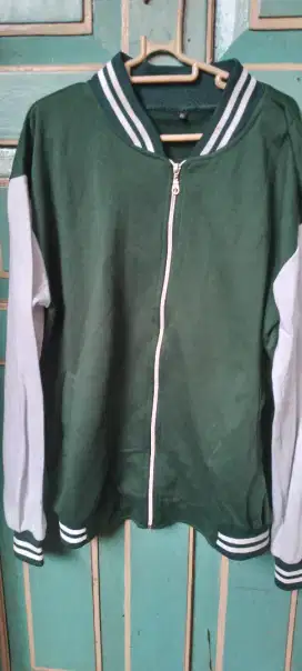 JAKET Ada 4 . Size rata² M fit L.  Bahan ALUS&ADEM Enak dipake. MANTAP