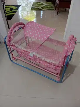 Tempat tidur bayi perempuan