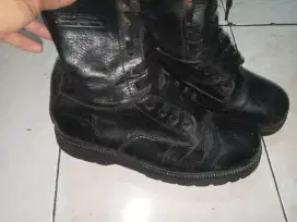 Sepatu kulit boots