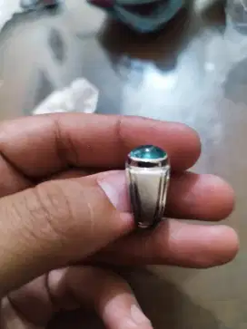 Cincin Perak Bertahtakan Batu Zamrud