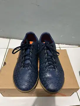 Sepatu futsal ortus eight