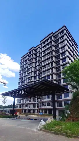 MURAH. Apartemen The Parc Southcity, Modern, di Selatan Jakarta.