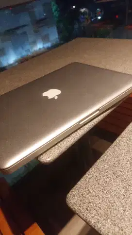 Macbook Pro mulus banget