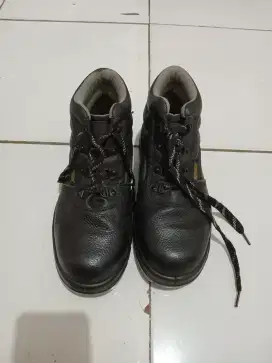 Sepatu pria second