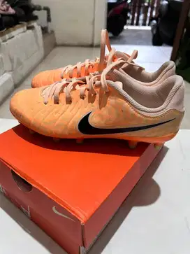 Sepatu bola anak