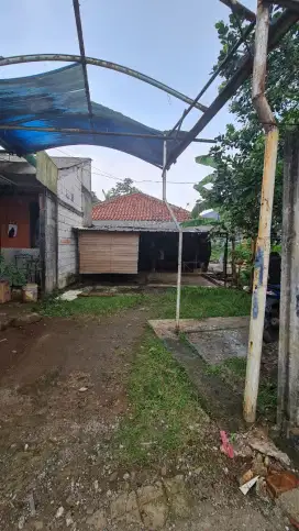 Dijual Tanah dengan rumah luas kondisi sederhana