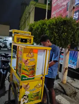 Jualan Jasuke Dengan Gerobak Dorong.