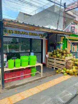 Karyawan Es Kelapa Muda