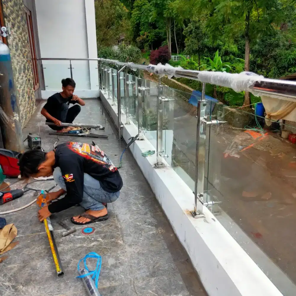 Balkon dan reling Stainles kaca minimalis