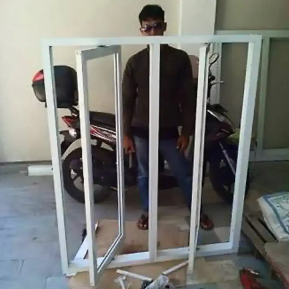 Sekat alumunium kaca