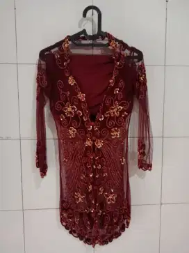 Kebaya merah udah ga muat