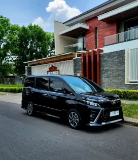 Toyota Voxy 2.0 AT 2018 CBU