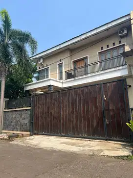 Rumah Mandiri  Villa melati Mas Serpong Depan taman