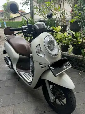 scoopy white prestige 2022