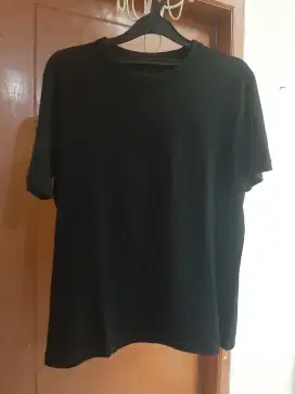 kaos uniqlo 
size m