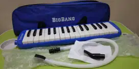 Pianika warna biru