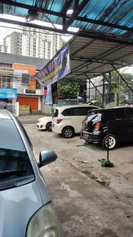 Admin bengkel mobil wanita