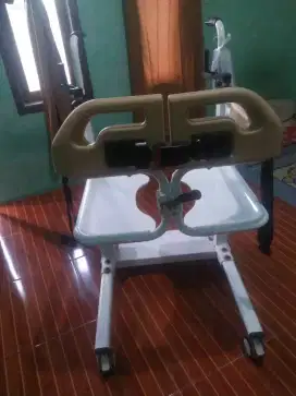 Kursi roda transfer pasien hidrolik commade chair