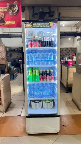 Showcase minuman Polytron 5 Rak