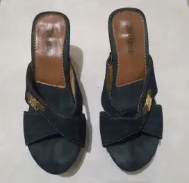 Sandal wanita hak tinggi