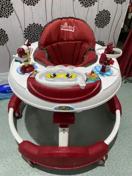 Baby Wallker merek Family warna Merah dan ada Musik