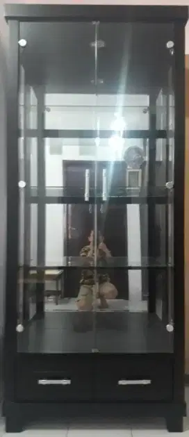 Lemari Pajangan