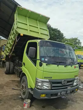 Hino dutro 130 HD dumptruk tahun 2016 kilometer rendah