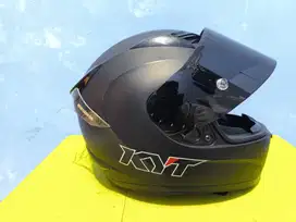 Helm KYT R10 Black doff +spoiler Size M