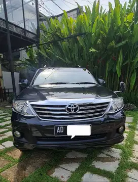 FORTUNER V AT 4X4 2012 HITAM ISTIMEWA