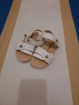 Sepatu sandal anak perempuan