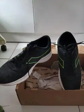 Sepatu olahraga diadora