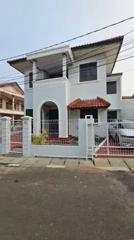 Disewakan/Dijual Rumah Baru Renovasi 2 lt Depan Musholla