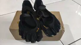 Sepatu Poundfit Vibram Fivefingers