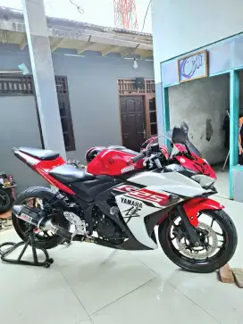 Yamaha R25 Merah