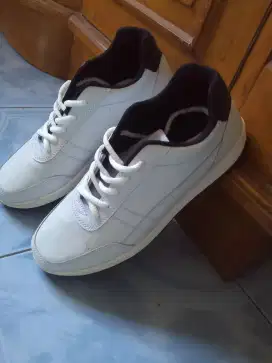 SEPATU SNEAKERS PUTIH SERVODIO