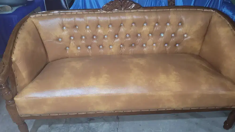 KURSI COKLAT KANCING PERMATA