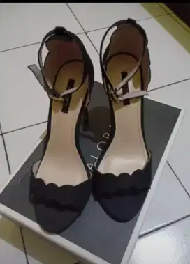 Sepatu high heels merk Zalora