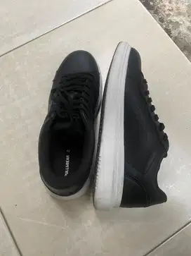 Sepatu pull and bear size 42 baru dipake seminggu nominus