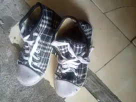 Sepatu ukuran 33