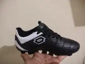 sepatu bola kulit