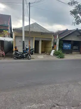 Toko pinggir jalan raya di Ampenan utara