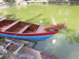 Perahu kayu kepala naga